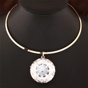Beaming Giant Glass Gem Pendant Queen Fashion Alloy Necklet - Golden