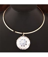 Beaming Giant Glass Gem Pendant Queen Fashion Alloy Necklet - Golden