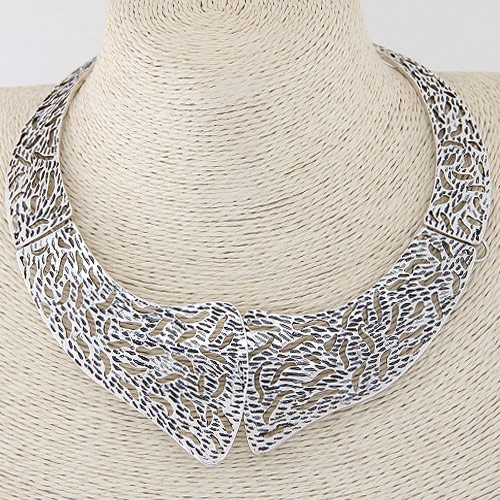 Vintage Hollow Leaves Engraving Design Fashion Necklace - Silver