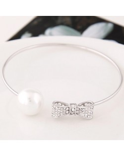 Korean Style Rhinestones Inlaid Bowknot and Single Big Pearl Fashion Bangle - Silver