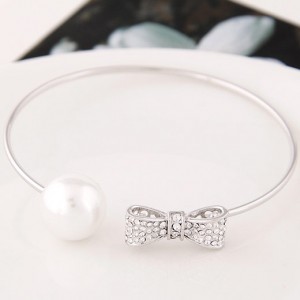 Korean Style Rhinestones Inlaid Bowknot and Single Big Pearl Fashion Bangle - Silver