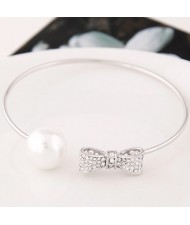 Korean Style Rhinestones Inlaid Bowknot and Single Big Pearl Fashion Bangle - Silver