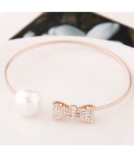 Korean Style Rhinestones Inlaid Bowknot and Single Big Pearl Fashion Bangle - Golden