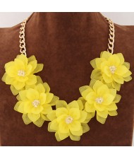 Dimensional Summer Graceful Flowers Cluster Design Fashion Necklace - Yellow