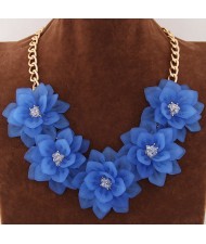 Dimensional Summer Graceful Flowers Cluster Design Fashion Necklace - Blue