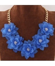 Dimensional Summer Graceful Flowers Cluster Design Fashion Necklace - Blue