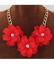 Graceful Triple Flowers Design Statement Fashion Necklace - Red