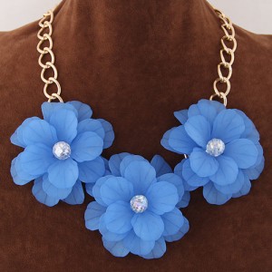 Graceful Triple Flowers Design Statement Fashion Necklace - Blue