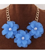 Graceful Triple Flowers Design Statement Fashion Necklace - Blue