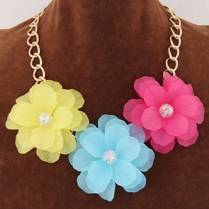 Graceful Triple Flowers Design Statement Fashion Necklace - Multicolor